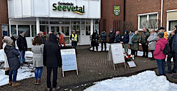 Gedenkveranstaltung vor  dem Rathaus in Hittfeld