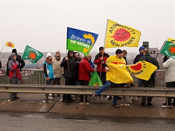 Ein Teil der Mahnwache im Sturm