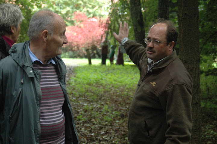 Herr Konrad bei den Erläuterungen