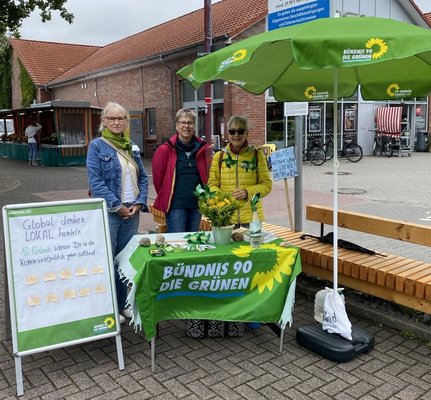 Gaby, Petra und Viviane haben wieder ihr "grünes Gesicht" gezeigt, um mit den Bürger:innen ins Gespräch zu kommen.