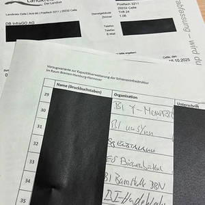 Foto einer Liste mit geschwärzten Namen und Daten