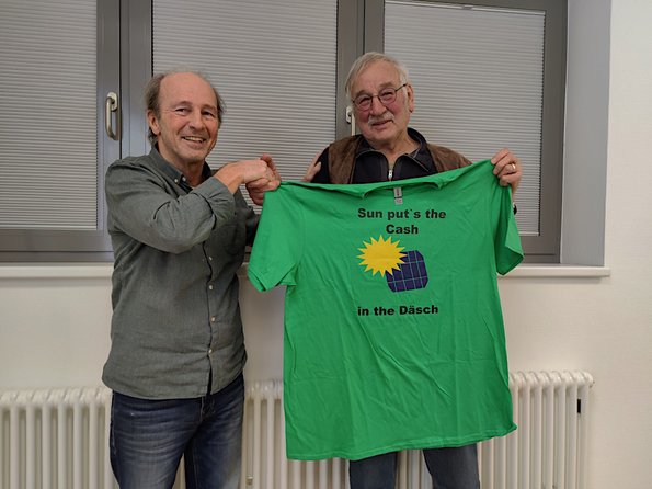 Peter übergibt Charly das Geschenk